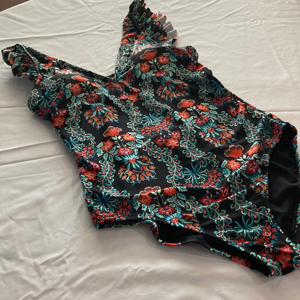 Jessica Simpson swimsuit M